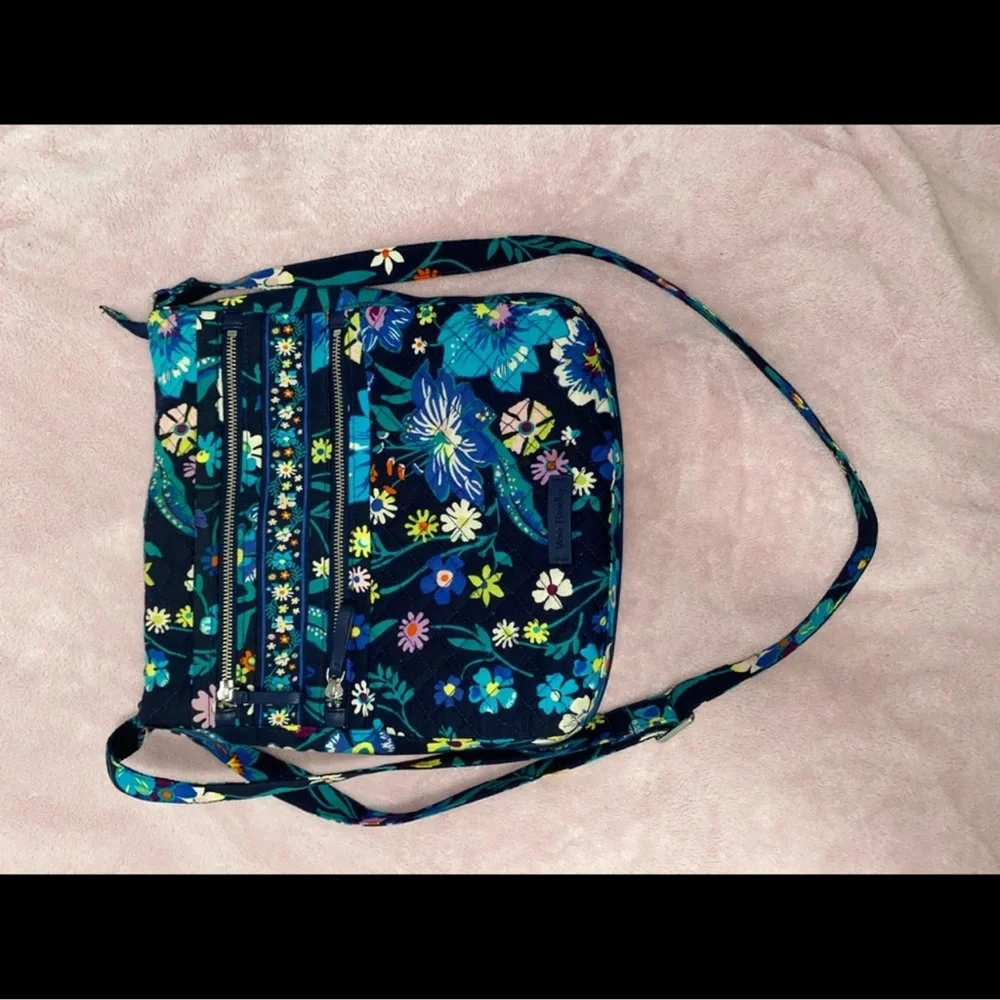 Vera Bradley Crossbody Bag 👜 - Picture 2 of 8